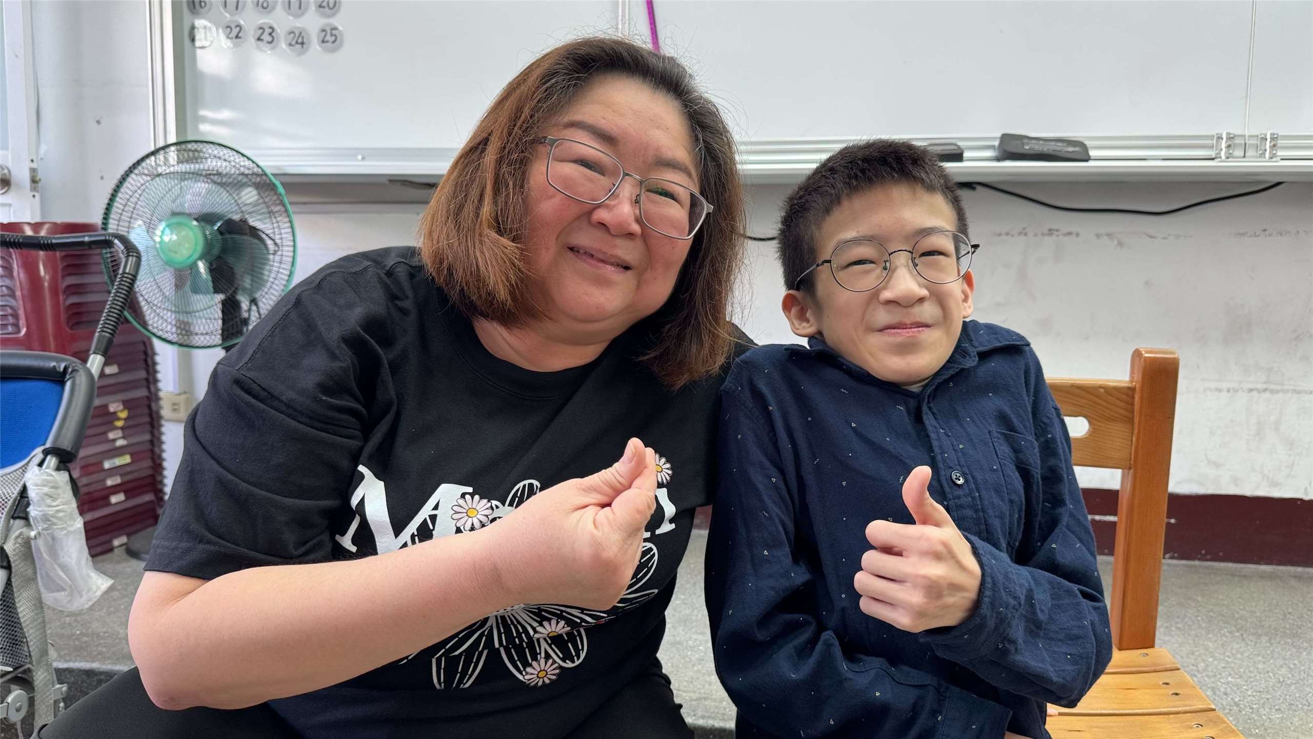 《臺灣夜市 Taiwan Yes》主持人曾偉旻，專訪高雄市新莊高中學生孫翊倫、翊倫媽媽