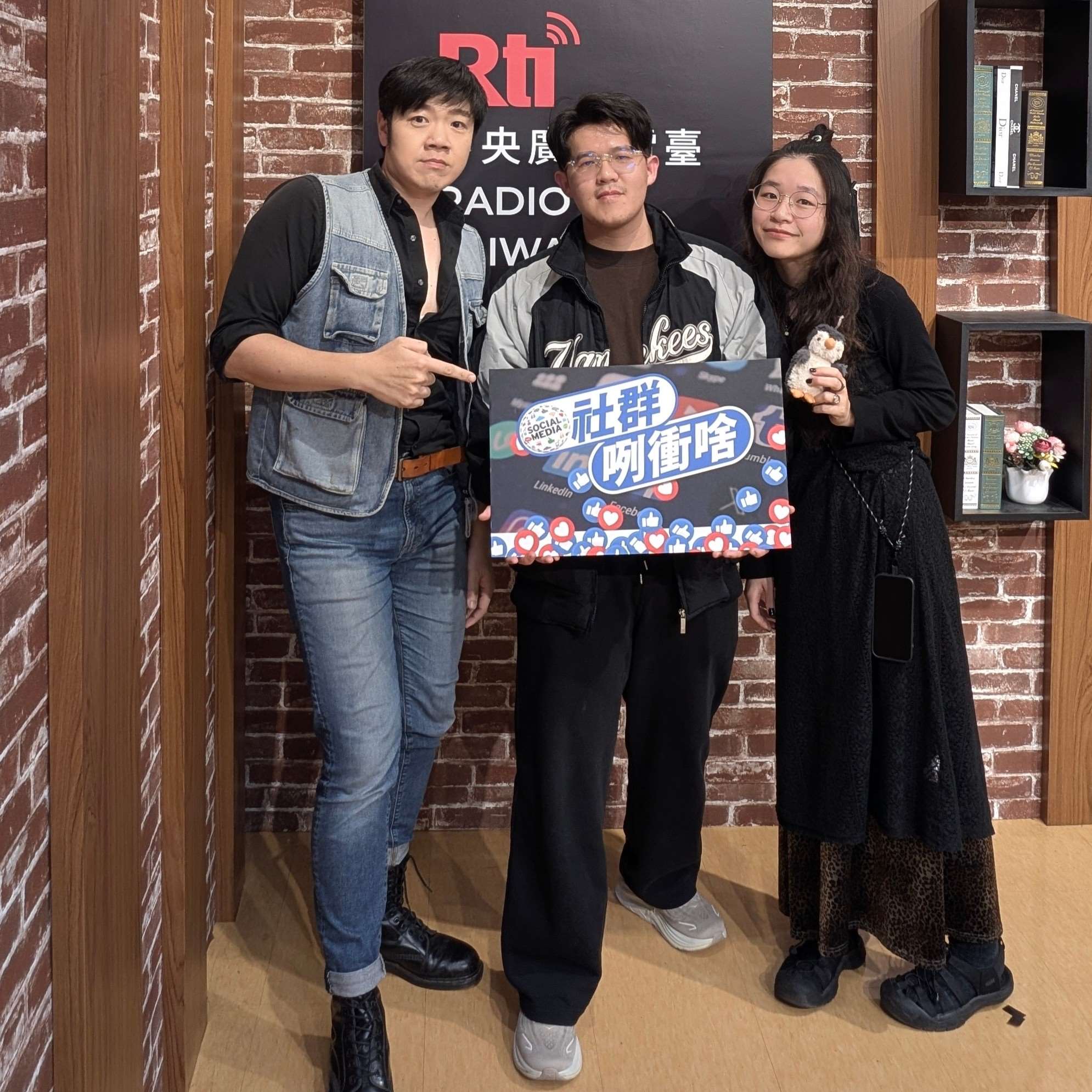 主持人亞特(左)與來賓阿狗(中)、徛鵝(右)