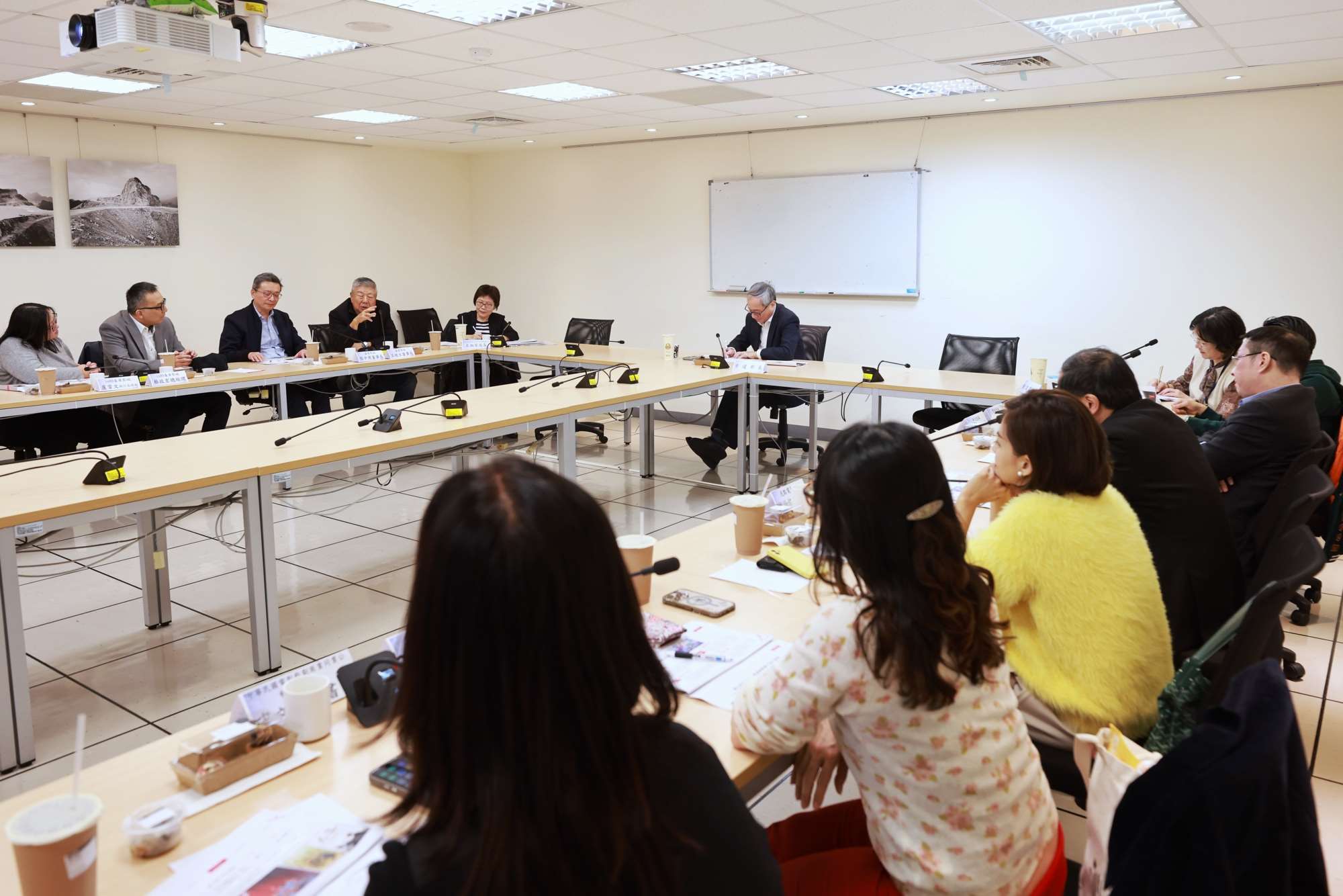 文化部長李遠(中)3日親自召集全台連鎖與獨立戲院代表，共同討論後疫情時代電影院與國片的永續經營之道。(江昭倫 攝)