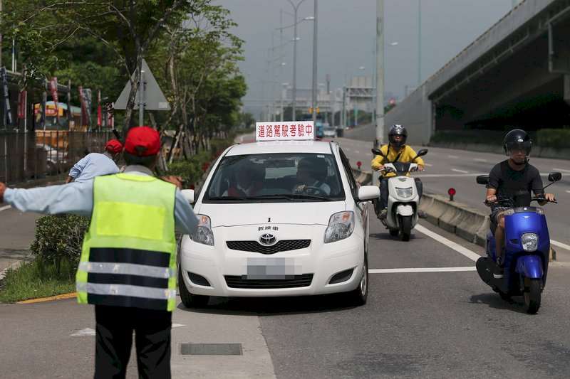 汽車場考將增無號誌停讓。(示意圖)