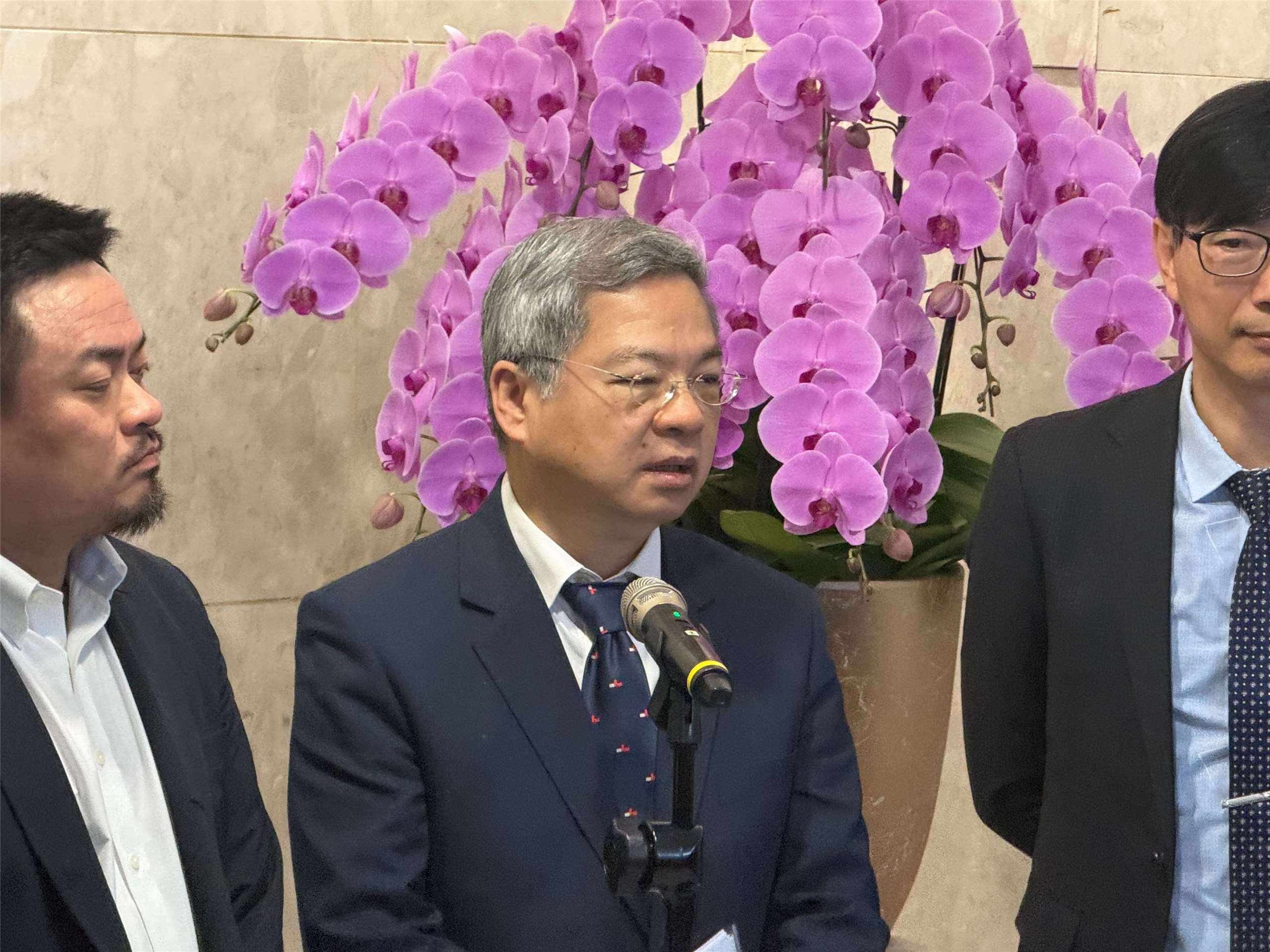 經濟部長龔明鑫表示，經智庫推估，在極端情境下，美國進口車關稅調降，對國內汽車產值衝擊約1點多個百分比。(謝佳興 攝)