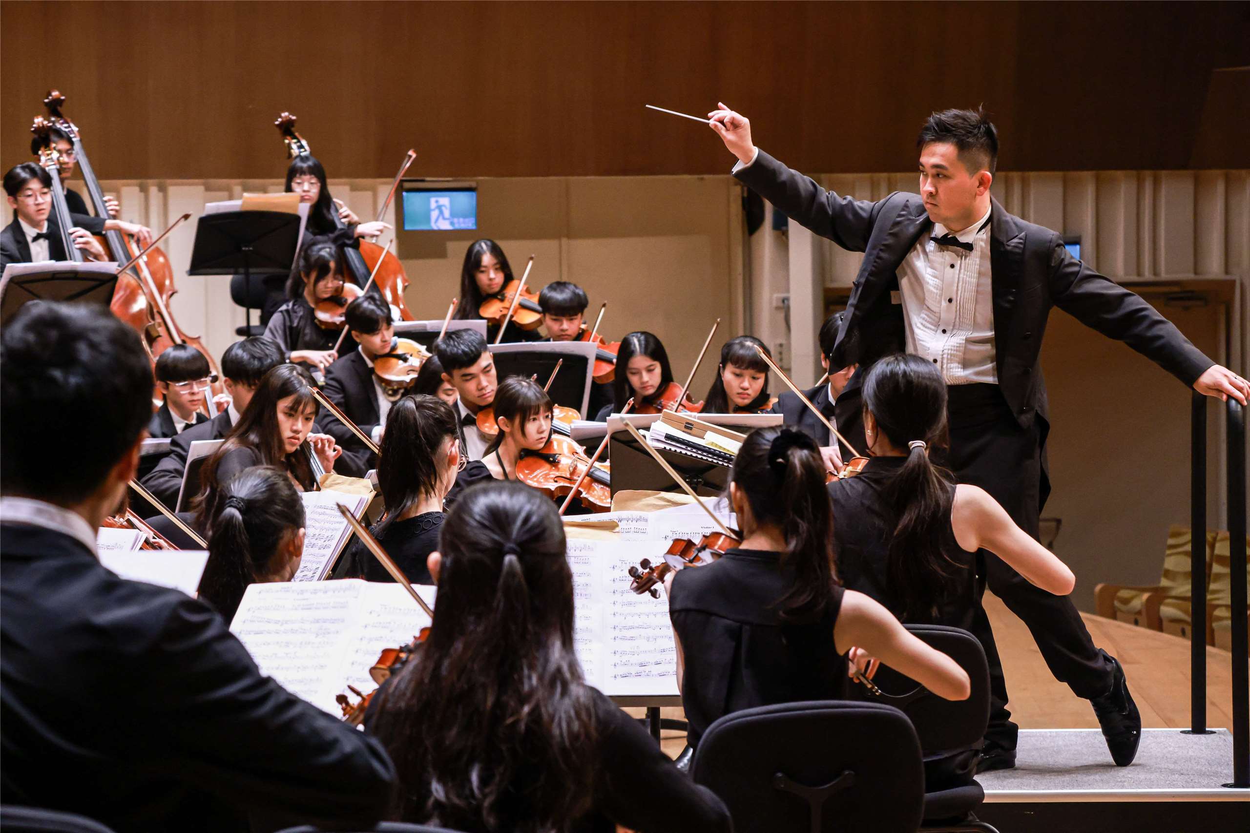 指揮廖元宏將再度領軍NTSO國際青少年管弦樂營，甄選現正進入報名最後階段，邀請青少年樂手把握機會，接受高規格管弦樂團訓練。(國台交提供)