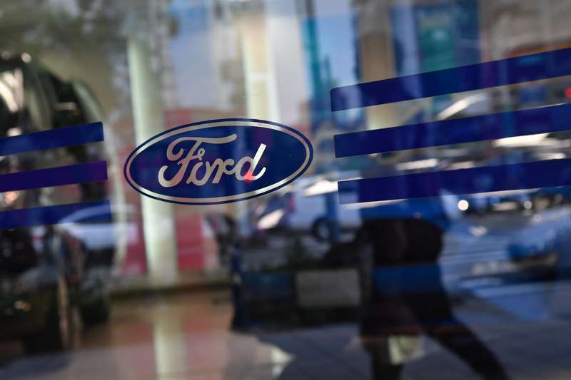 專家分析，若消費者多去購買進口車，台灣國產車恐會面臨停產風險。圖為台北一間福特汽車展售店。(圖：中央社)