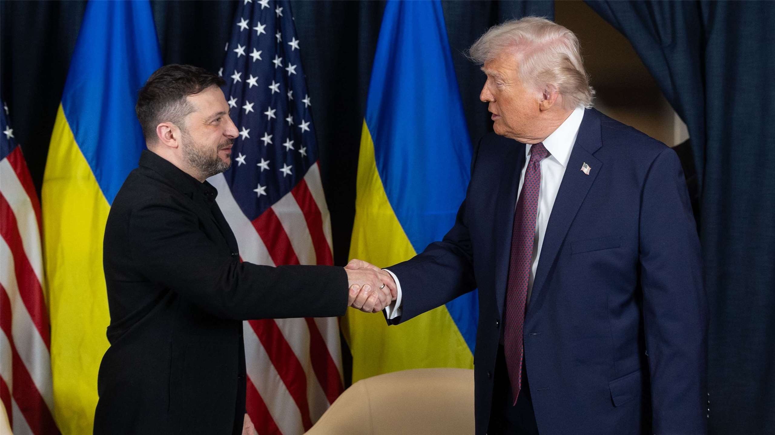 美國總統川普(右)25日與烏克蘭總統澤倫斯基（Volodymyr Zelenskyy）通話。圖為兩人2026年1月 22日在瑞士達沃斯(Davos)世界經濟論壇場邊會談。(X@Volodymyr Zelenskiy)。資料照片。