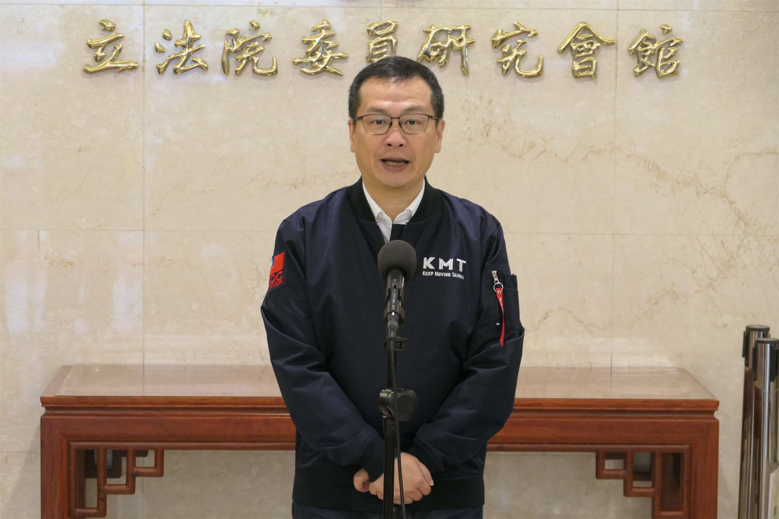 對於台北市政府推出「育兒減少工時」試辦計畫，外界關注朝野立委未來是否透過修法將相關政策入法。國民黨立委羅智強今天(26日)在立法院受訪表示，蔣萬安拋出「育兒減少工時」試辦計畫政策想法，正是因應目前少子化及希望給所有家庭真正的支持，他透露，目前他跟其他立委也在討論如何透過修法改善少子化問題。(趙婉淳 攝)