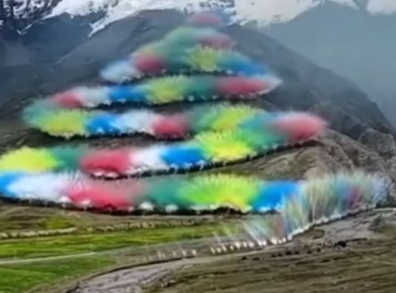 戶外品牌始祖鳥19日聯合爆破藝術家蔡國強在西藏喜馬拉雅山脈點燃名為「升龍」的大型煙火秀，引發與論痛批製造污染、破壞環境。(圖擷自YouTube)