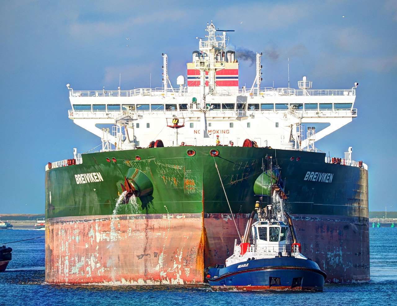 塔斯尼姆通訊社5日報導，伊朗精銳革命衛隊(Revolutionary Guards)以「走私燃料」為由，在波斯灣水域扣押2艘由外籍船員操作的油輪。示意圖。(Pixabay) 