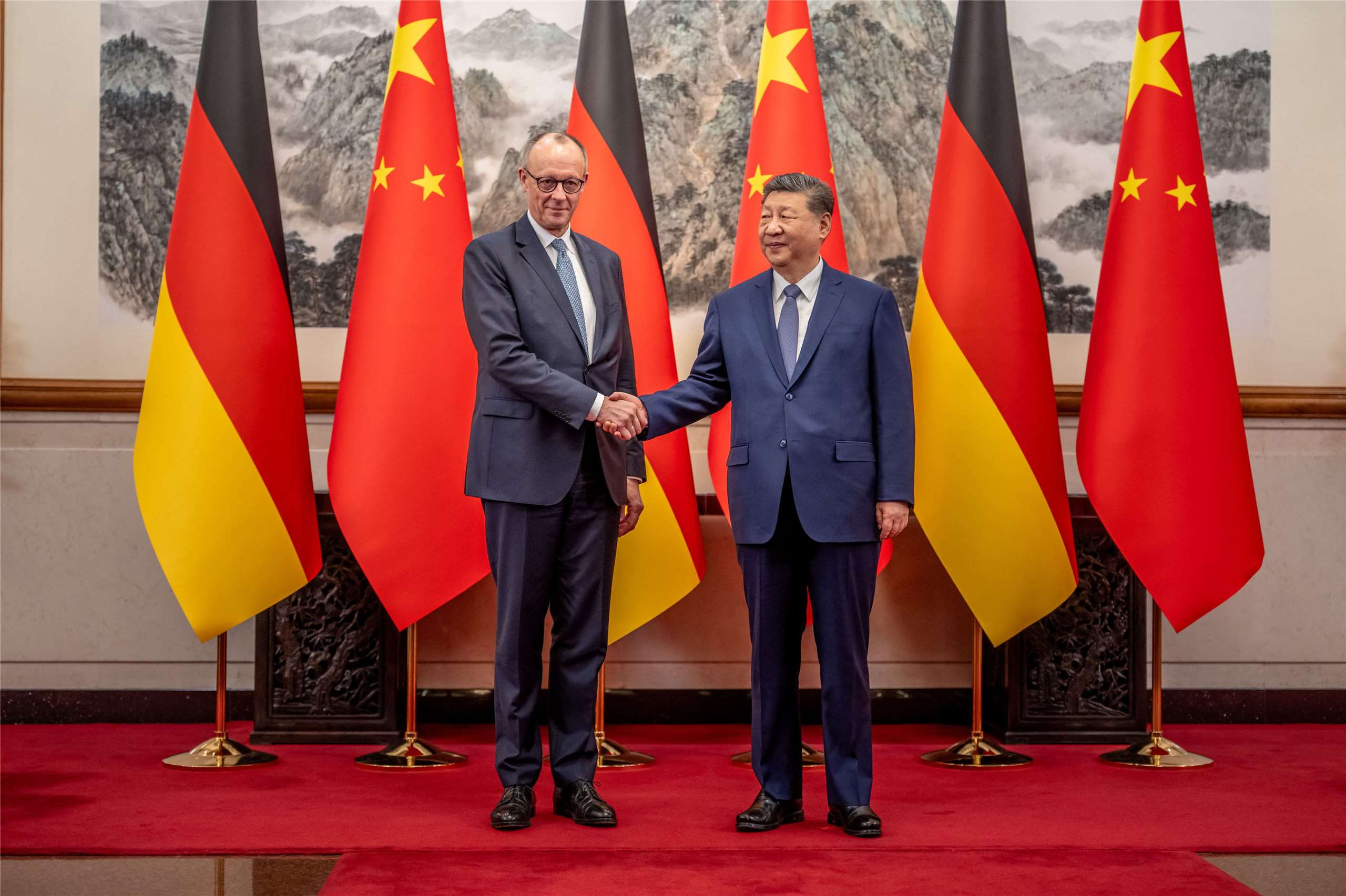 德國總理梅爾茨（Friedrich Merz）(左)25日在北京與中國國家主席習近平會談。