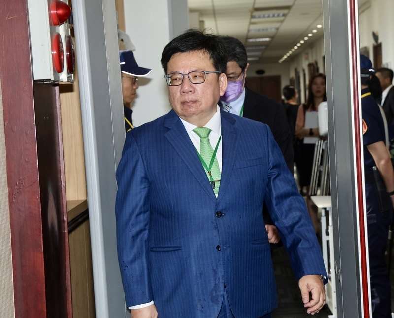 監察院前秘書長李俊俋(前)接任民進黨政策會首席副執行長兼主席特助。資料照。