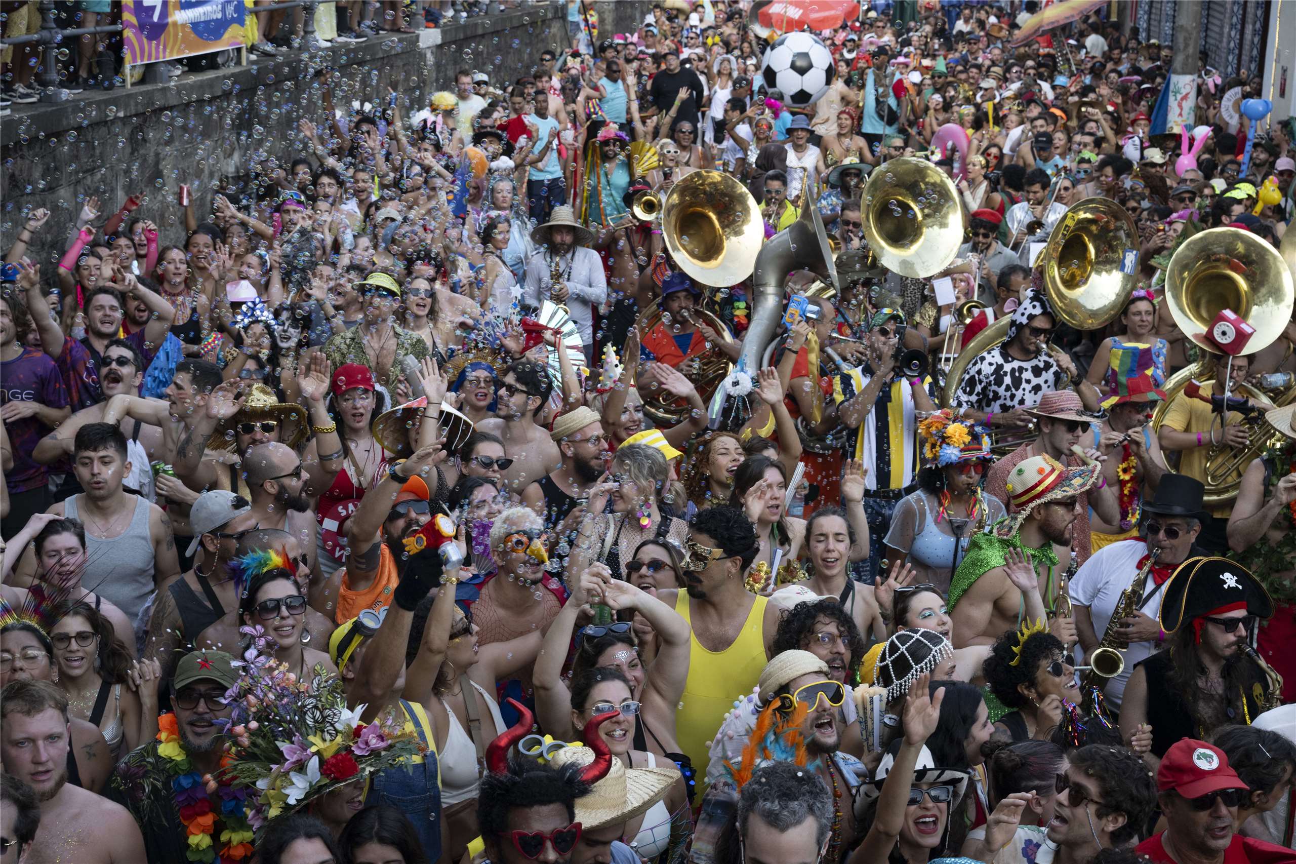 巴西嘉年華的狂歡者們參加街頭嘉年華團體的遊行。