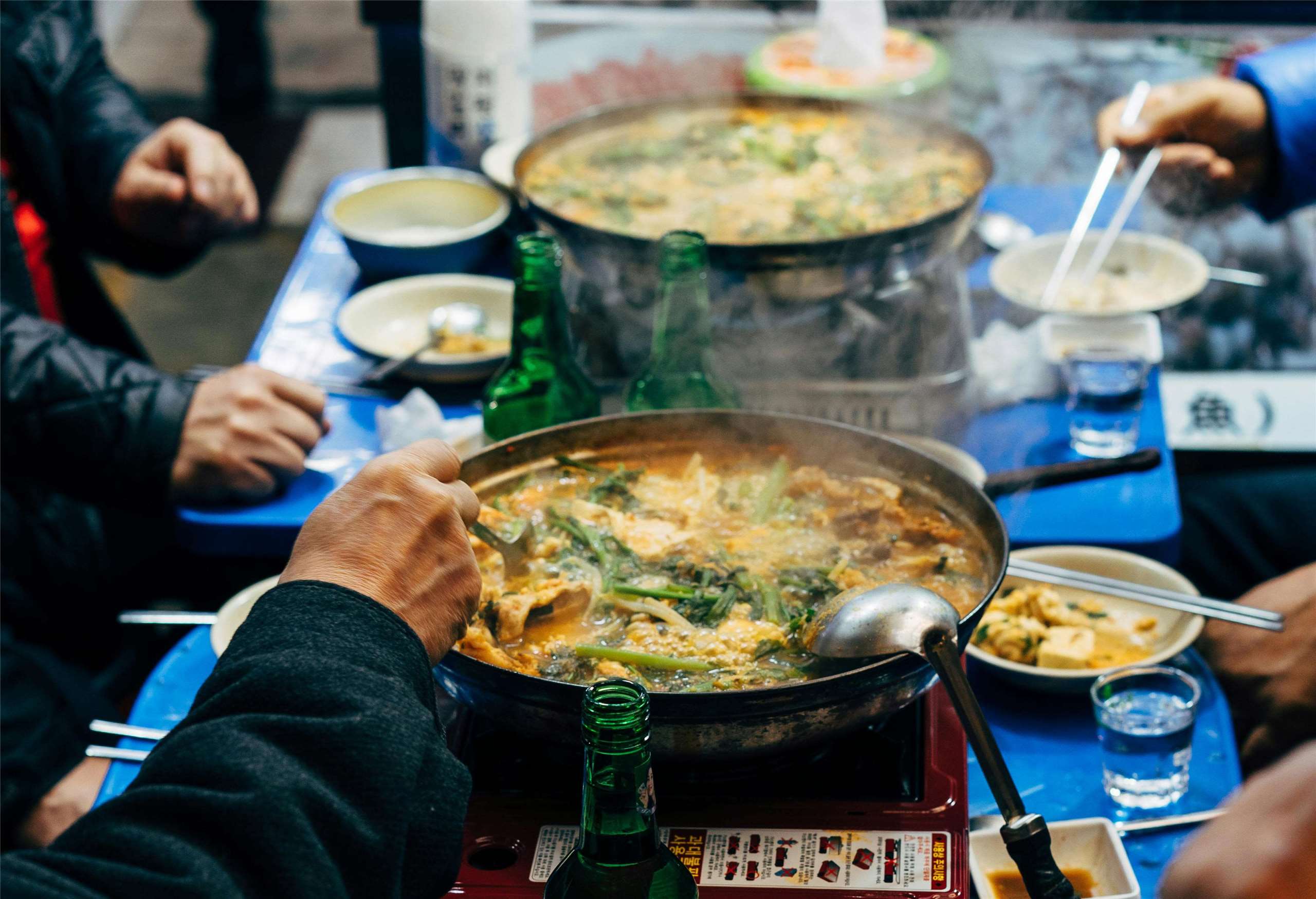除夕家家戶戶團圓吃年夜飯，不過，中國年輕人近年流行找不相識的網友，「拼桌」共享年夜飯。示意圖。(翻攝Pexels.com)