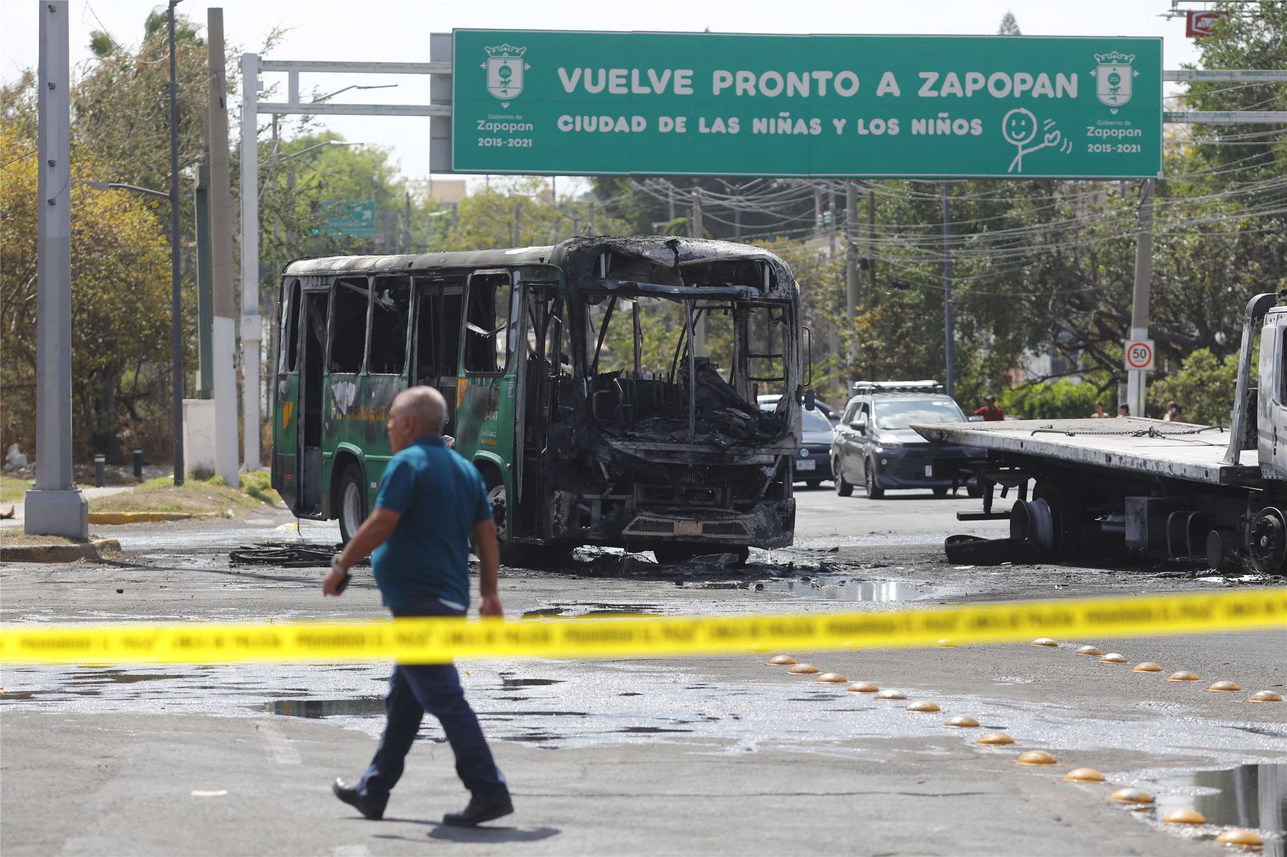 墨西哥政府在緝捕頭號毒梟歐塞奎拉(Nemesio Oseguera)後，當地多輛汽車遭焚毀的滿目瘡痍景象。