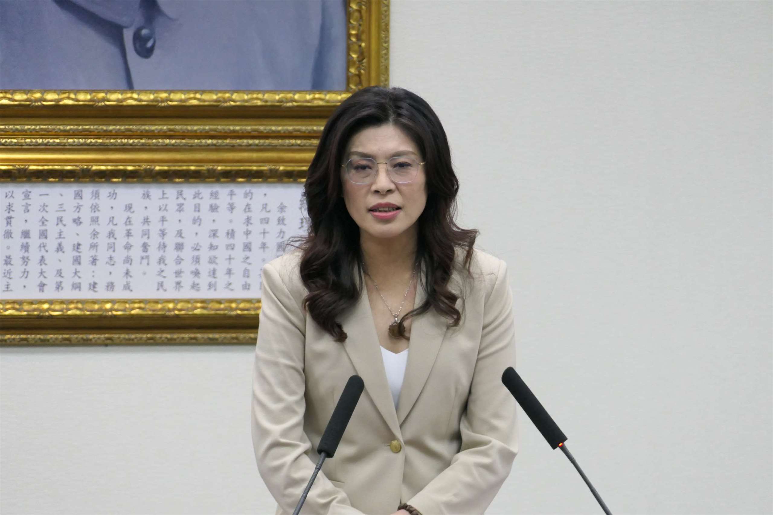 國民黨主席鄭麗文4日在中常會發表談話時表示，「九二共識」就是「兩岸同屬一中」，賴清德總統只要承認「九二共識」，就能開創區域和平穩定，所以不需要慌張，更不需要「青面獠牙」。(趙婉淳 攝)