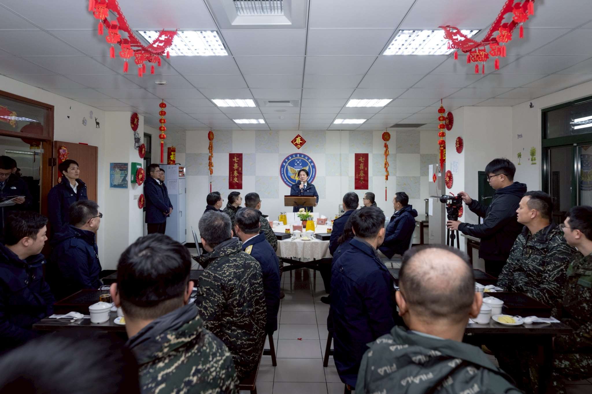  賴清德總統今日(6日)特別帶著薑母鴨、羊肉爐、薑母茶及汽水，親自登上位於海拔3,020公尺、全台第一高的海軍「小雪山雷達站」慰問前線國軍。(總統府提供)