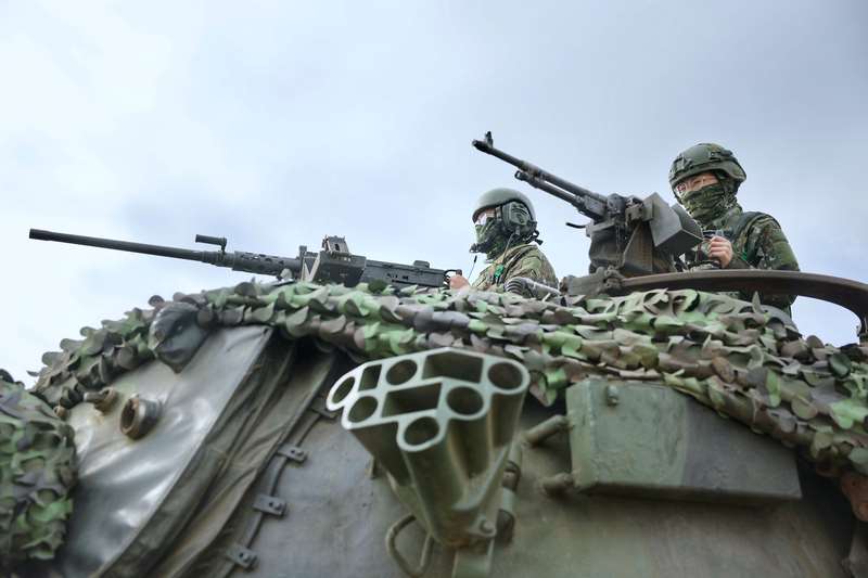 國防院學者陳穎萱分析，中共將軍事演訓和輿論操作高度整合，透過頻密化的宣傳，將可能侵蝕台灣社會心理防線。圖為陸軍裝甲542旅官兵在CM-11戰車上執行任務。(資料照片/中央社)