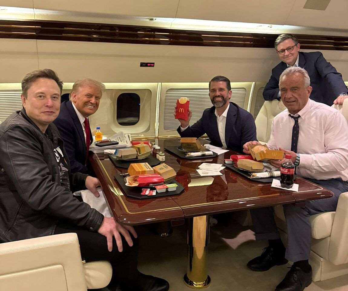 圖為川普和小羅勃．甘迺迪2024年11月間，搭機前往紐約觀賞終極格鬥冠軍賽時，共享麥當勞大餐。 (圖:@DonaldJTrumpJr)