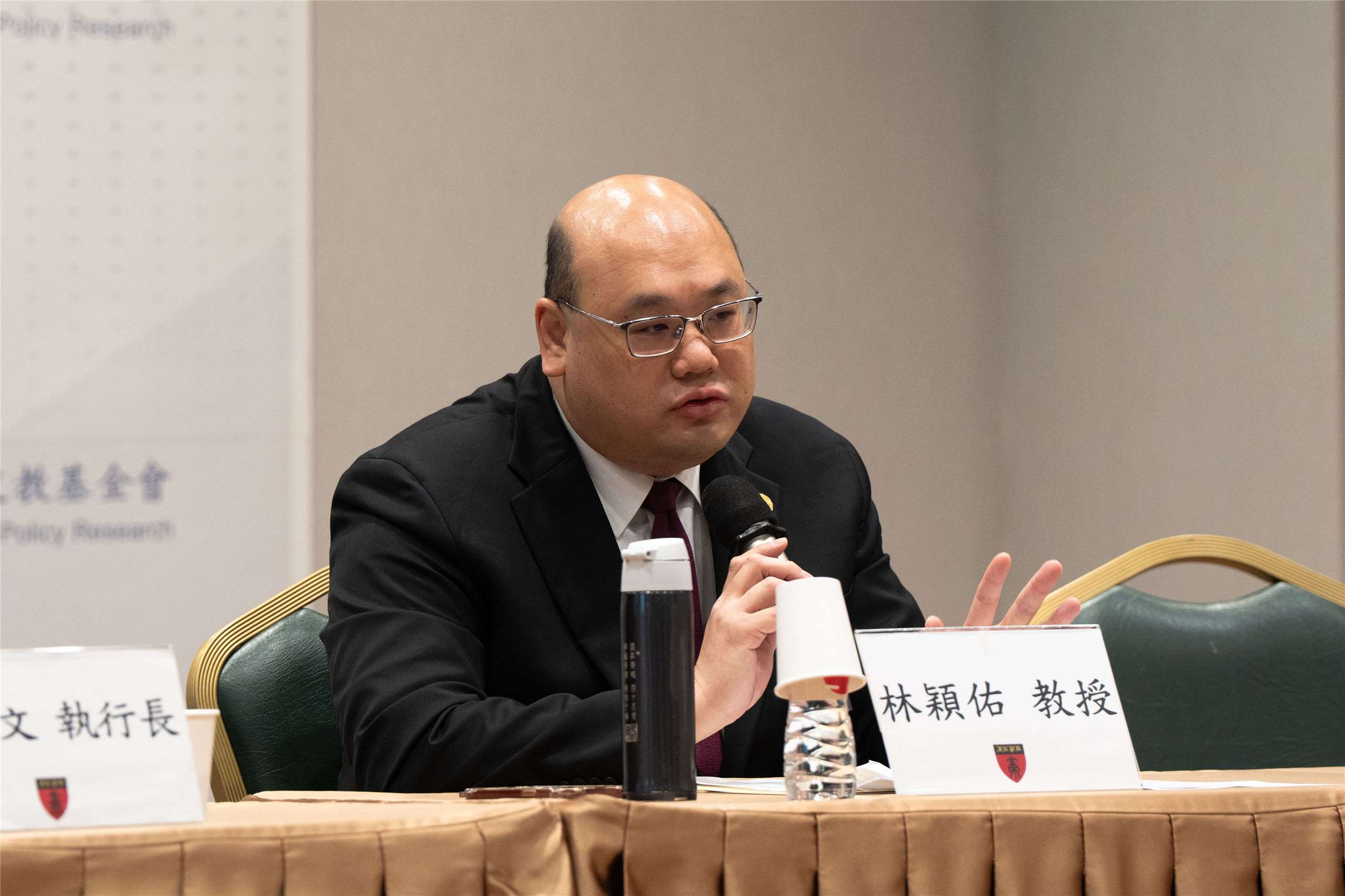淡大戰略所副教授林穎佑26日在國策院座談會中表示，應對中國各層次威脅，我國除建構不對稱戰力外，新式戰機、船艦等傳統武器載台仍具有必要性。(楊仁翔 攝)