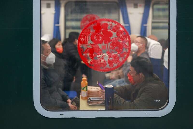 圖為2023年春運北京開出的首趟普速列車。（中新社提供）