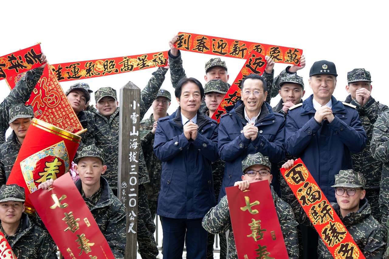 賴清德總統日前登上全國海拔最高的海軍單位「小雪山雷達站」發表「農曆春節談話」，與國軍官士兵一起圍爐，為他們加油打氣。(總統府提供)