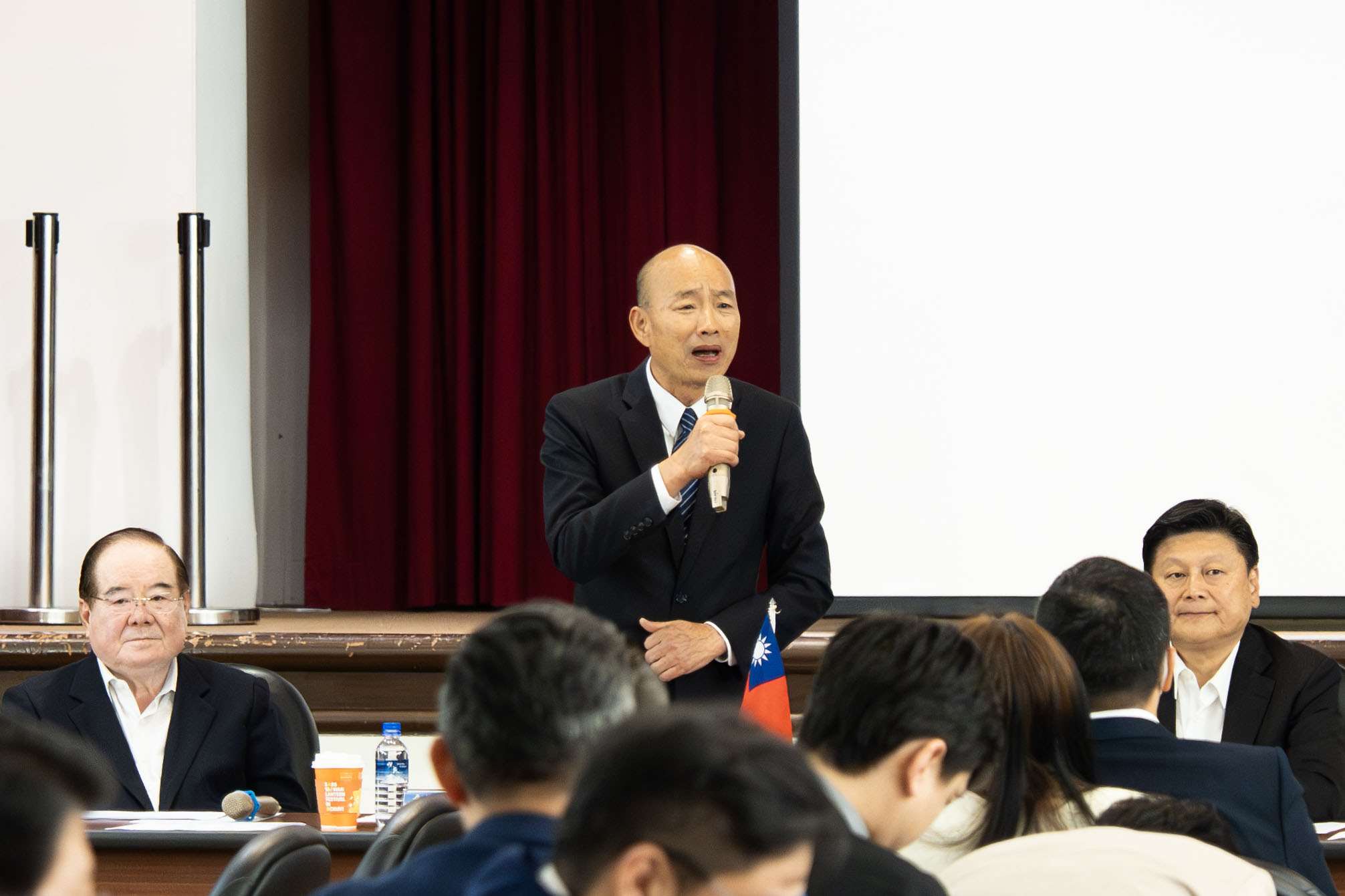 立法院長韓國瑜24日在國民黨立法實務研討會中，提醒立院國民黨團的運作中若有「濕紙貼臉」、逐漸窒息的危機，應有人點醒、戳破這樣的困境。(楊仁翔 攝)