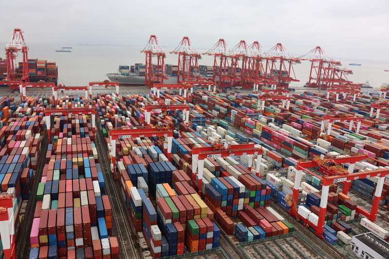 美國提高關稅導致中國產品轉向其他市場。圖為上海洋山港自動化碼頭中的眾多進出口貨櫃。資料照。