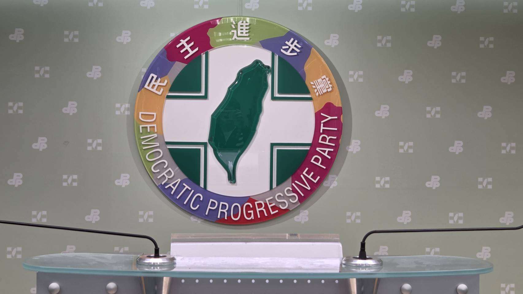 民進黨秘書長徐國勇今天(11日)在中常會中下令各議員參選人，在初選期間禁用正、副總統肖像，最遲本週要下架。圖為民進黨中央黨部。(劉玉秋攝)