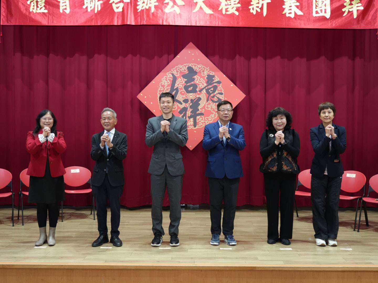 運動部長李洋(左3)舉行運動部成立後首次新春團拜。(運動部提供)