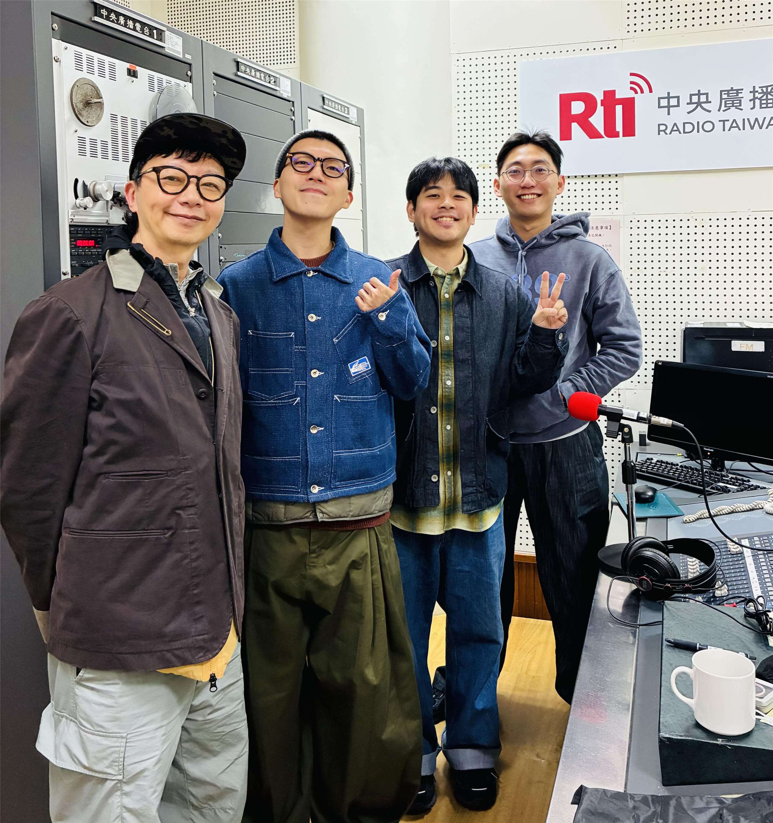 由主唱兼吉他手本山、吉他手Poopoo與貝斯手亨利組成的「靈魂沙發」