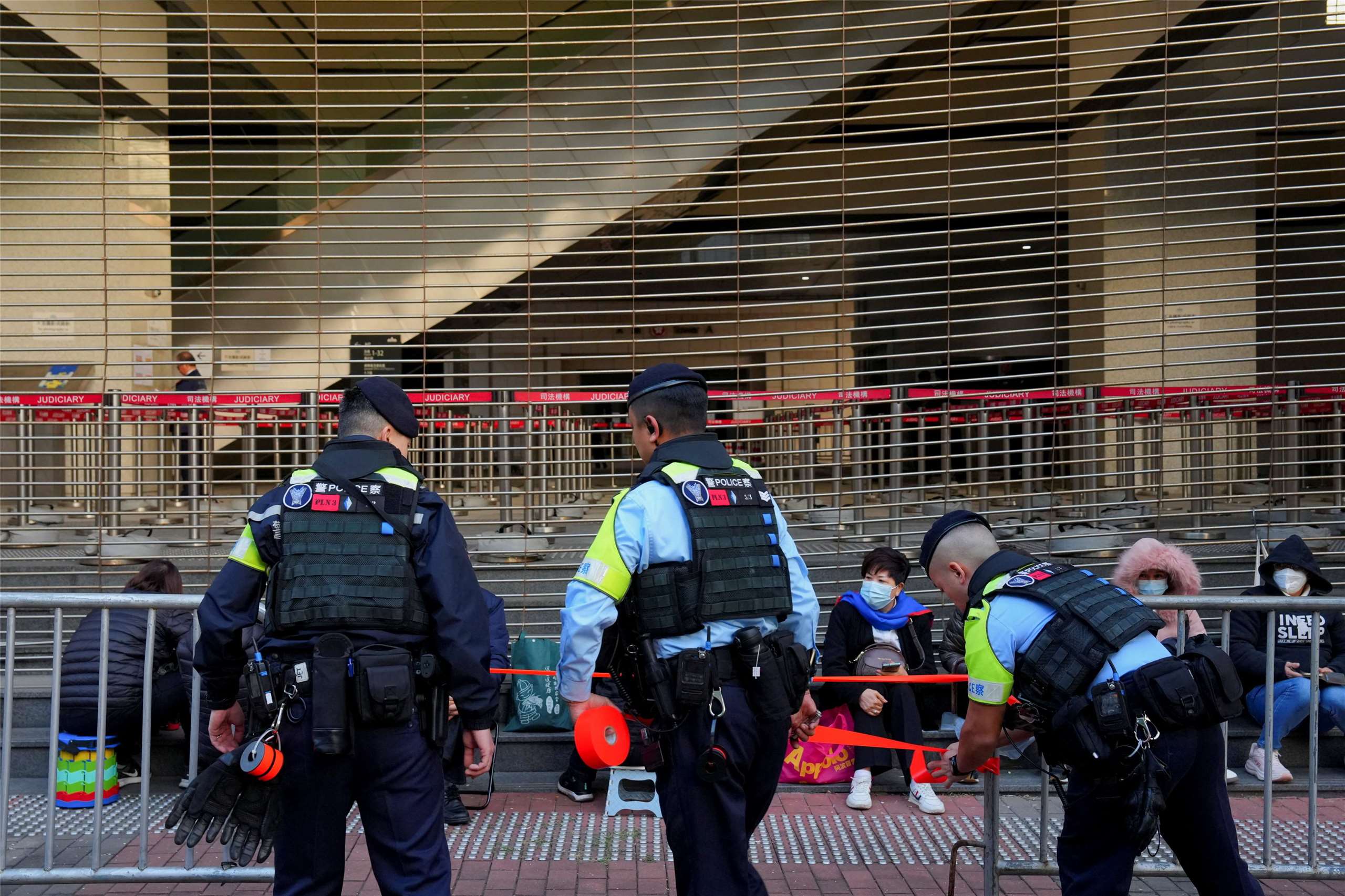 民眾在法院門外排隊等候聽審，港警也出動大批警力在周邊警戒。資料照。
