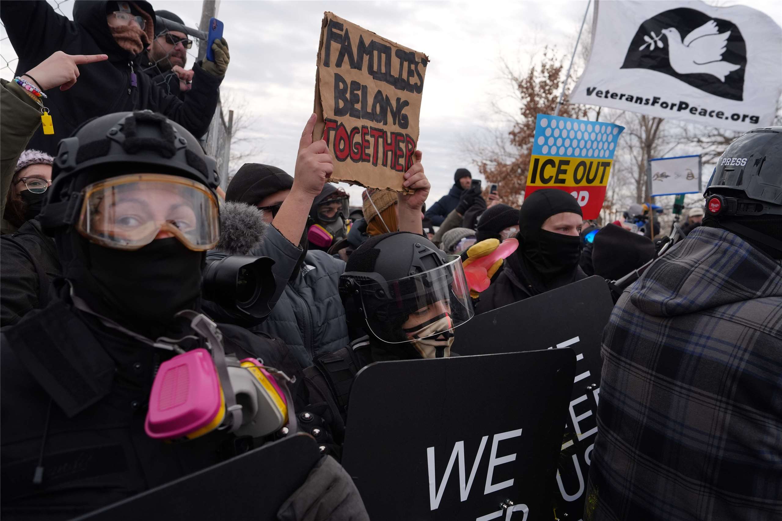 抗議人士7日在明尼阿波利斯(Minneapolis)的聯邦大樓外，悼念明尼蘇達州女性古德(Renee Good)遭到移民探員槍殺屆滿一個月。(AP/達志影像)