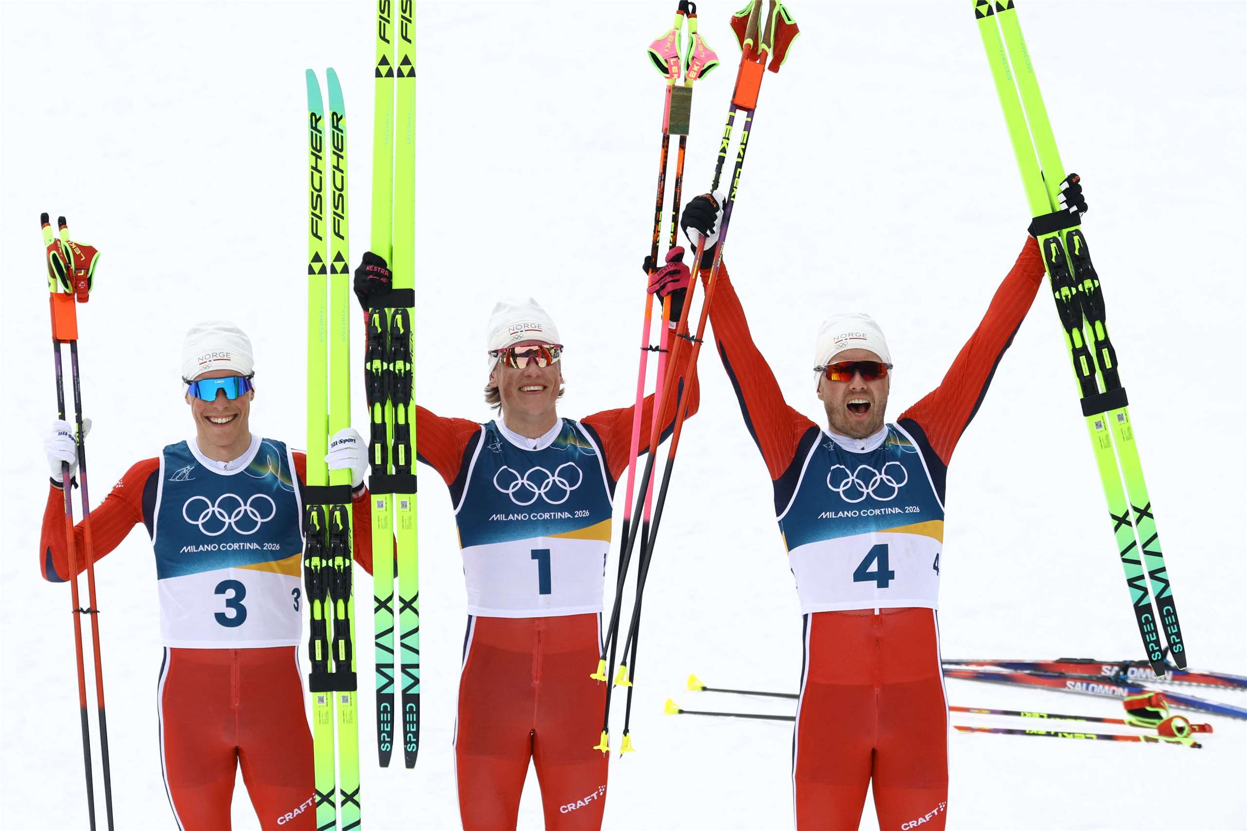 2026年米蘭-科爾蒂納冬奧會男子越野滑雪50公里決賽，挪威選手尼恩格特(Martin Loewstroem Nyenget)獲得銀牌、滑雪名將克萊博(Johannes Hoesflot Klaebo)(中)獲得金牌，以及銅牌得主伊弗森(Iversen)合影慶祝勝利。(AFP)