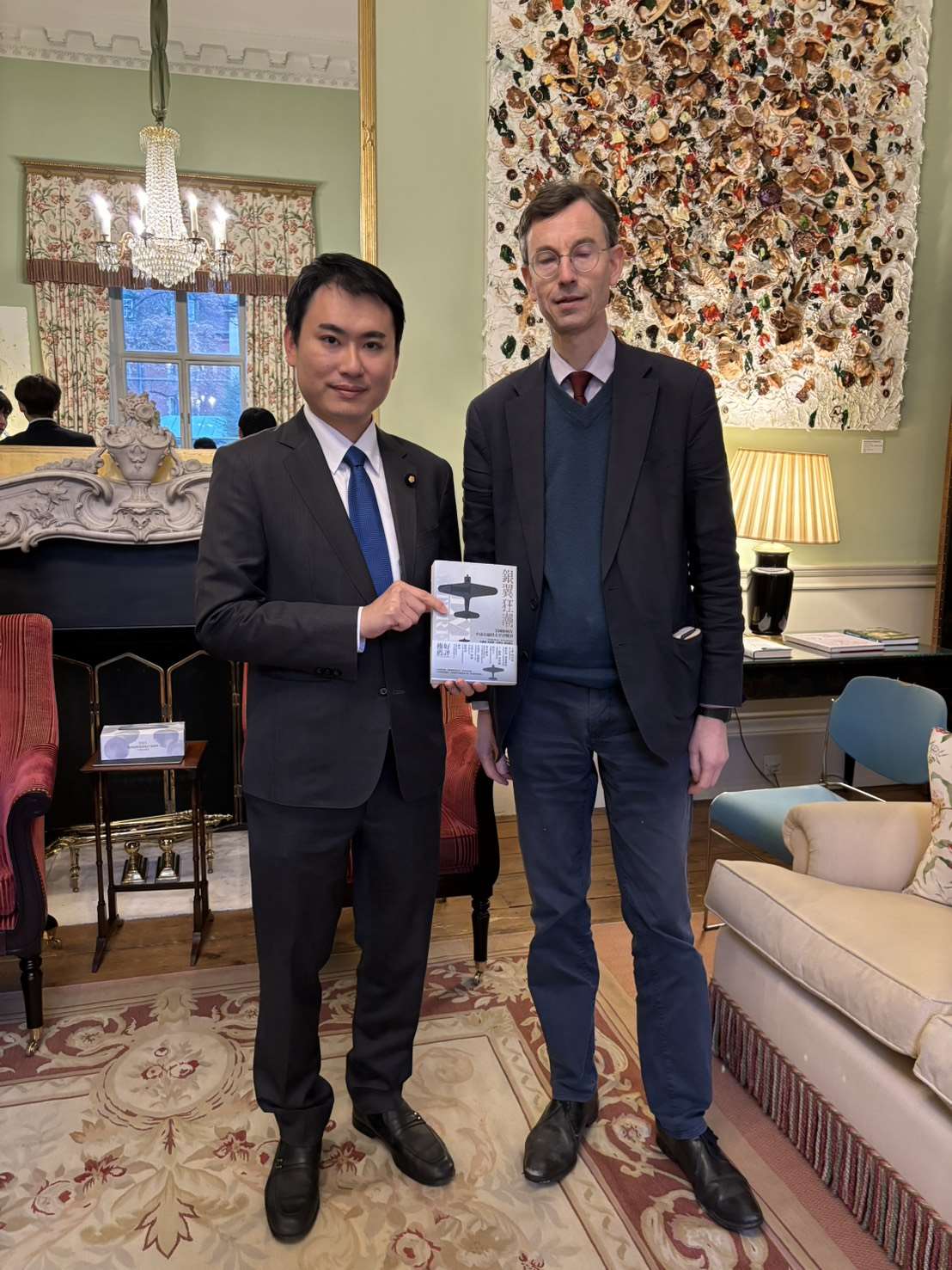 立委陳冠廷受邀赴英國劍橋大學演講，該校地緣政治中心創辦人Brendan Simms教授（右）亦到場聆聽，並致贈其中文譯作《銀翼狂潮：美國如何在中途島贏得太平洋戰爭》。圖：陳冠廷委員辦公室提供