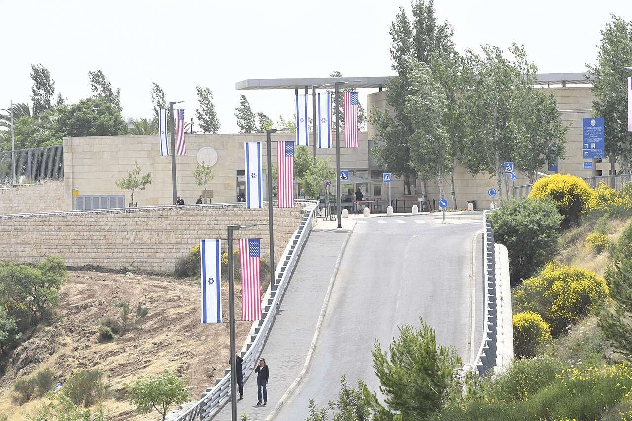 美國駐耶路撒冷大使館27日宣布，將允許非緊急的美國政府人員及其家屬撤離以色列。(圖：維基百科)