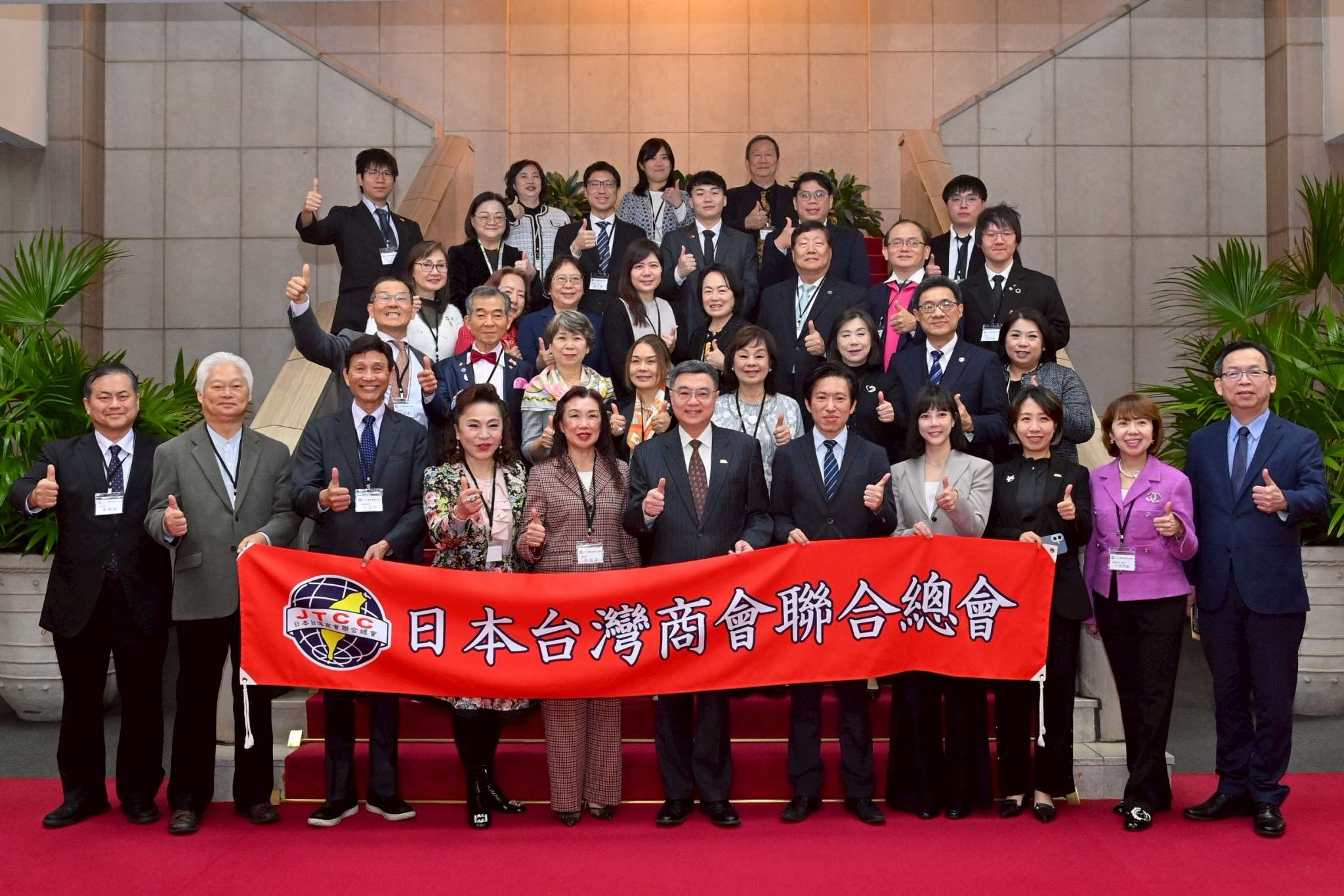 行政院長卓榮泰4日接見接見「日本台灣商會聯合總會」回國訪問團一行。(圖：行政院提供)