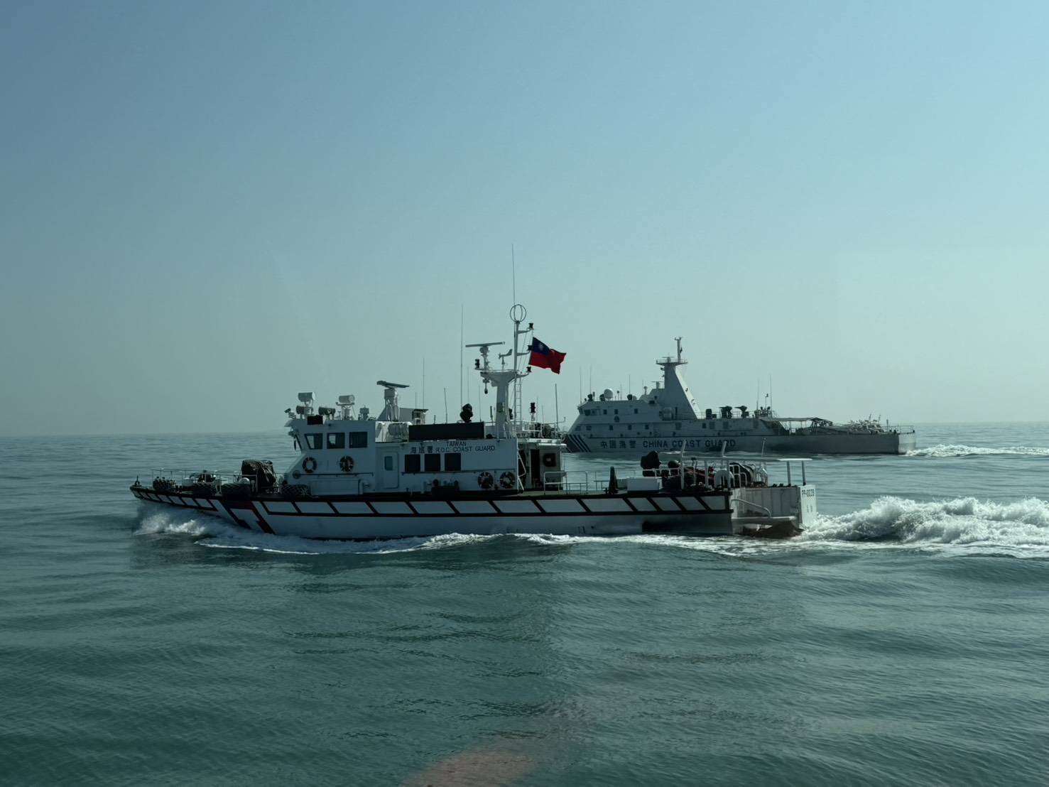 海巡署金馬澎分署13日指出，第十二巡防區上午8時許，透過情監偵系統掌握中國海警船集結趨勢，並調度預置巡防艇前推至限制水域線上部署。(海巡署金馬澎分署提供)