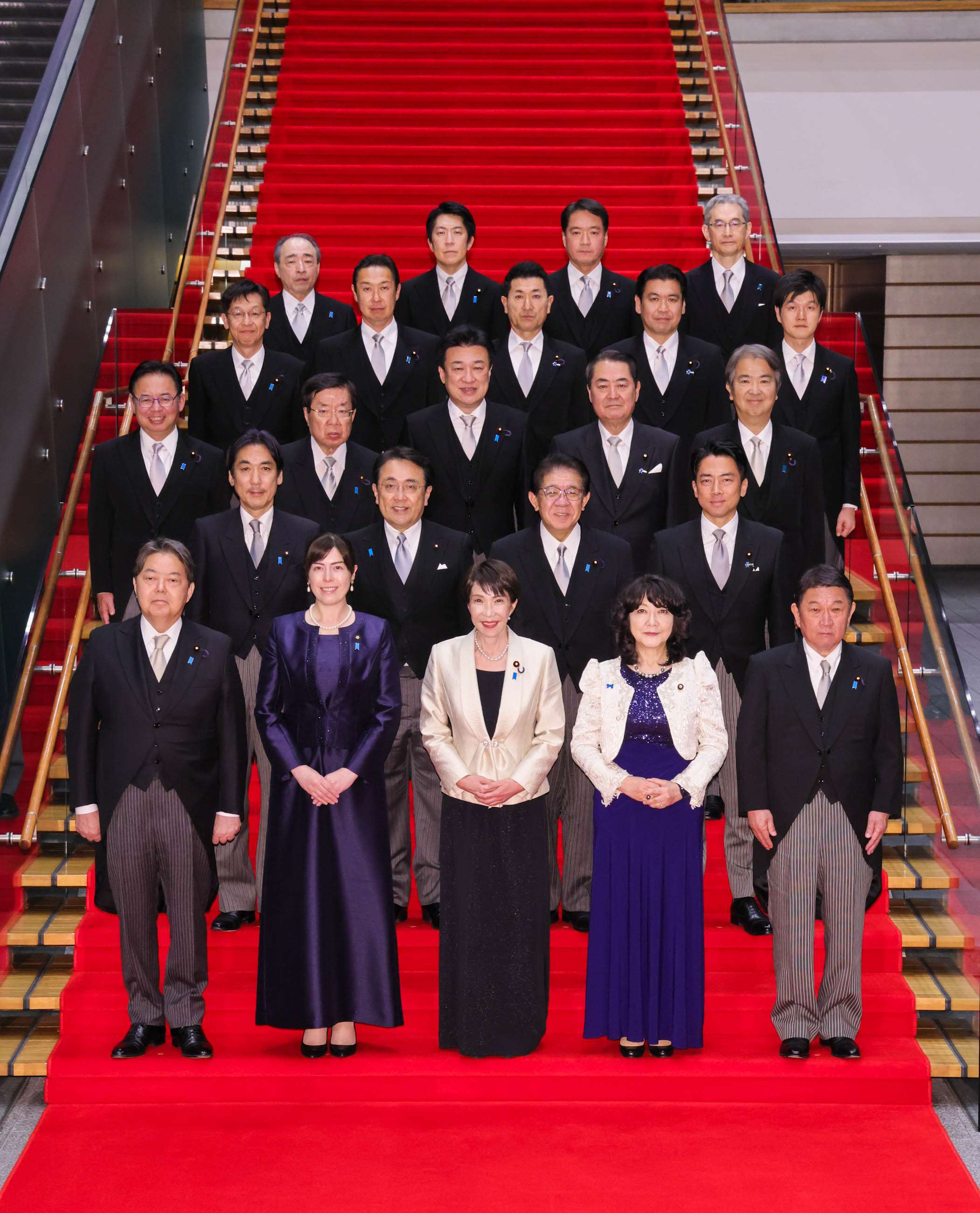 日本首相高市早苗與全體閣僚拍攝紀念照。(圖:首相官邸/X@kantei)