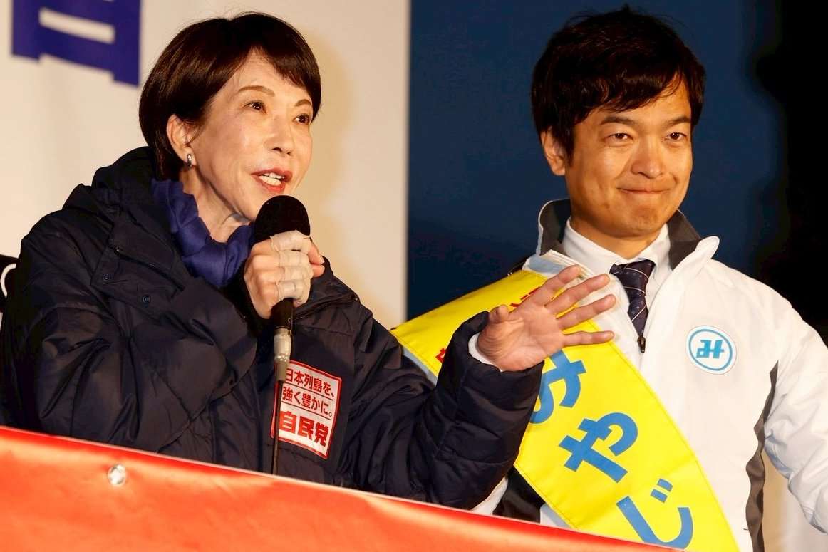 日本自民黨總裁高市早苗(左)前往鹿兒島縣鹿兒島市，為自民黨候選人助選。(X@takaichi_sanae )