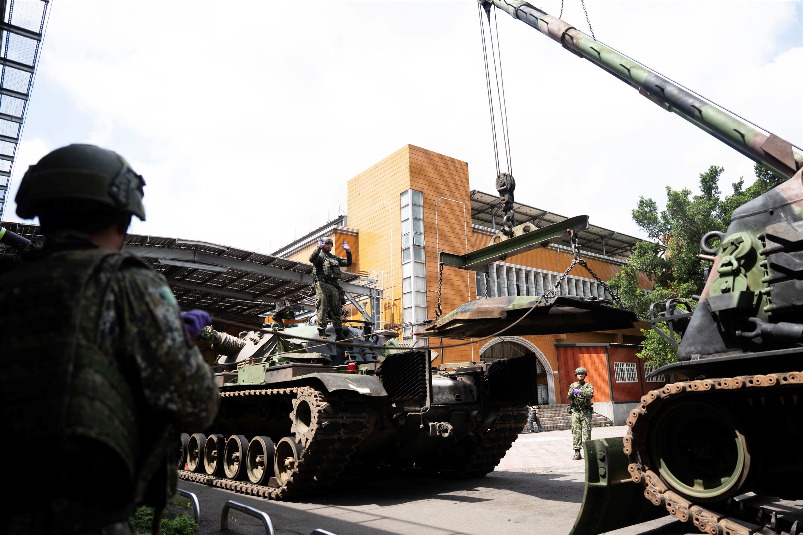 漢光演習將有小調整，天數不變但基地對抗增加。漢光演習模擬戰時CM11戰車故障，由三支部派遣「前支組」進行野戰搶修。資料照片。(楊仁翔 攝)