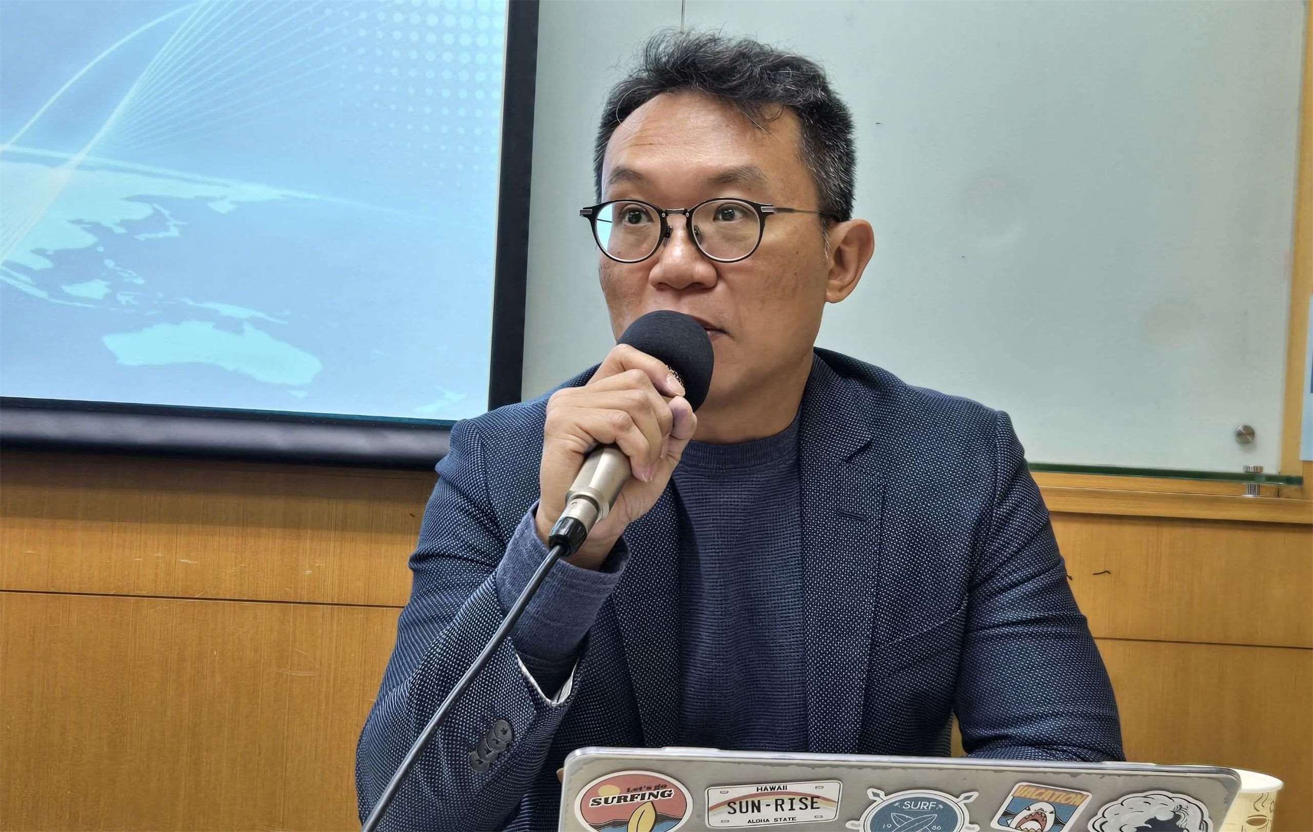 中華亞太菁英交流協會秘書長王智盛期盼國民黨勿阻擋國防特別預算案。(陳國維 攝)