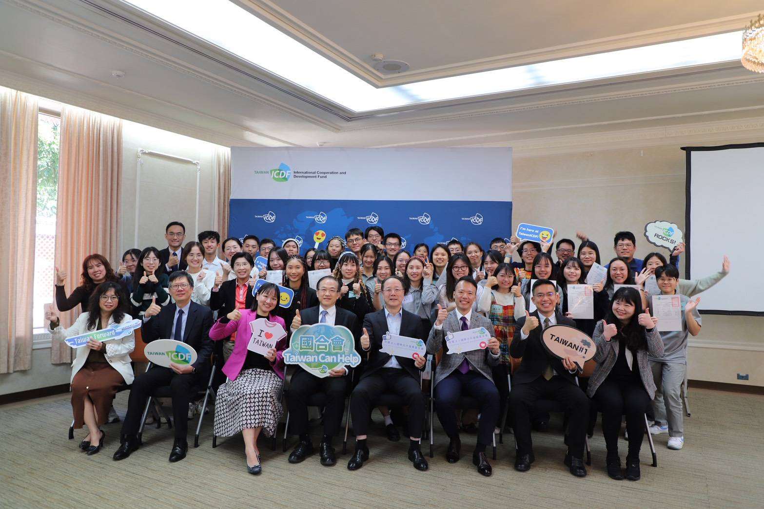 國合會本月4日在使館特區舉辦民國114年度「大專青年海外技術協助服務計畫」聯合實習成果分享會，邀請37位被分派到12國參與援外工作的實習生、實習志工及實習華語教師分享經驗與收穫。(圖：國合會)