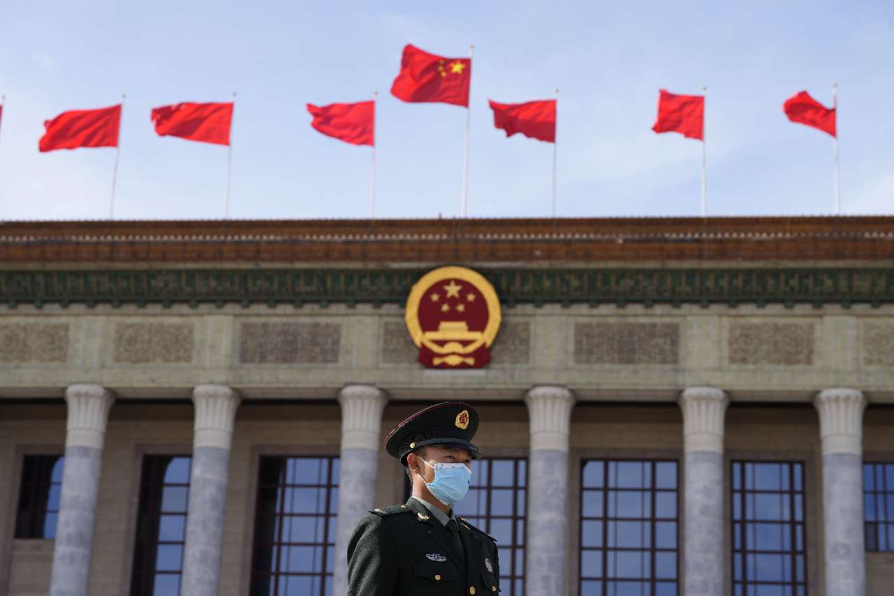 中國下周即將舉辦全國「兩會」，為讓北京藍天再現，華北多家鋼鐵廠已經被告知將減產。 (美聯社/達志影像)