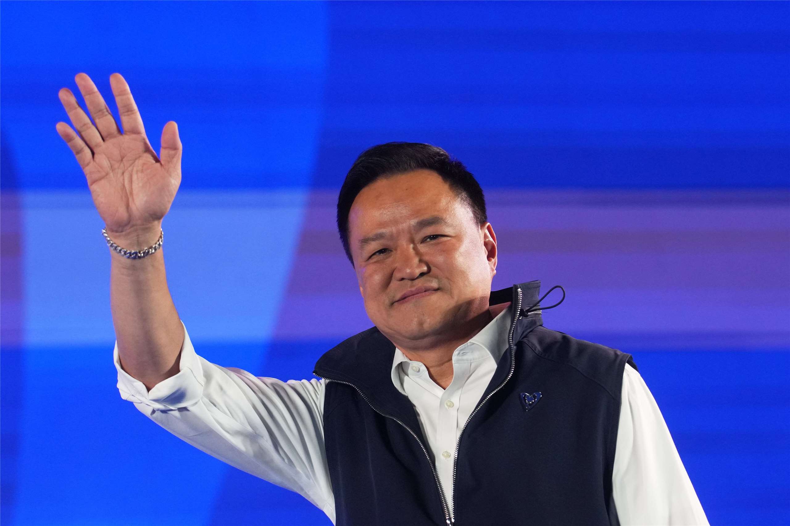 學者分析，即將舉行的泰國大選，總理阿努廷（Anutin Charnvirakul）(圖)可望連任成功。