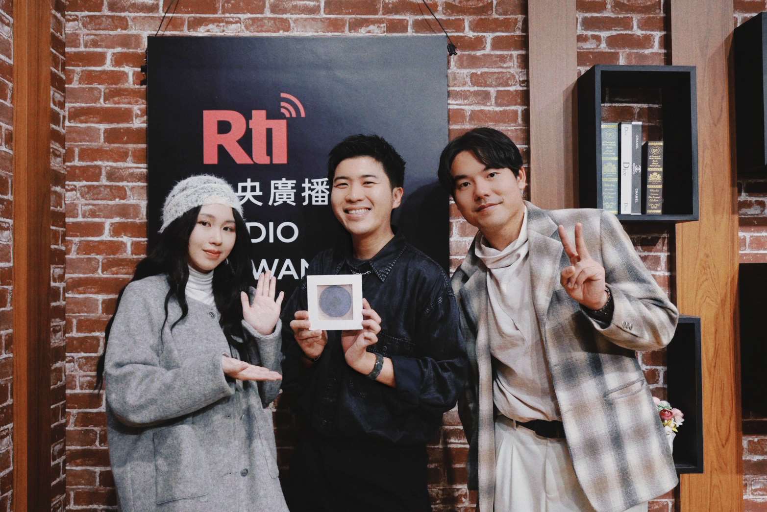 Control T與主持人內克之合照。