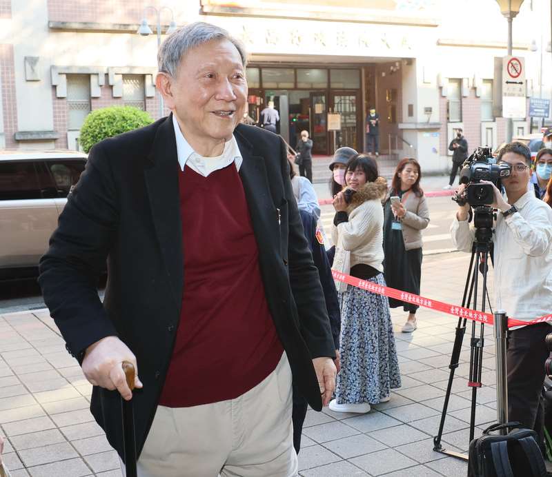 圖為威京集團主席沈慶京（左）拄著拐杖步入法院。資料照。