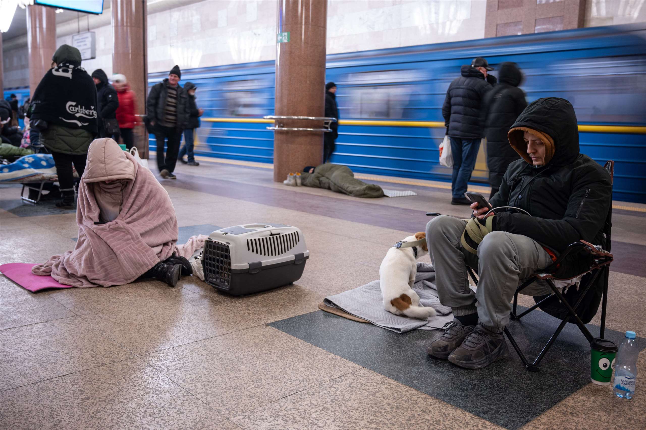 烏克蘭民眾2日夜間在俄羅斯無人機和飛彈襲擊中躲進地鐵站。(AFP)