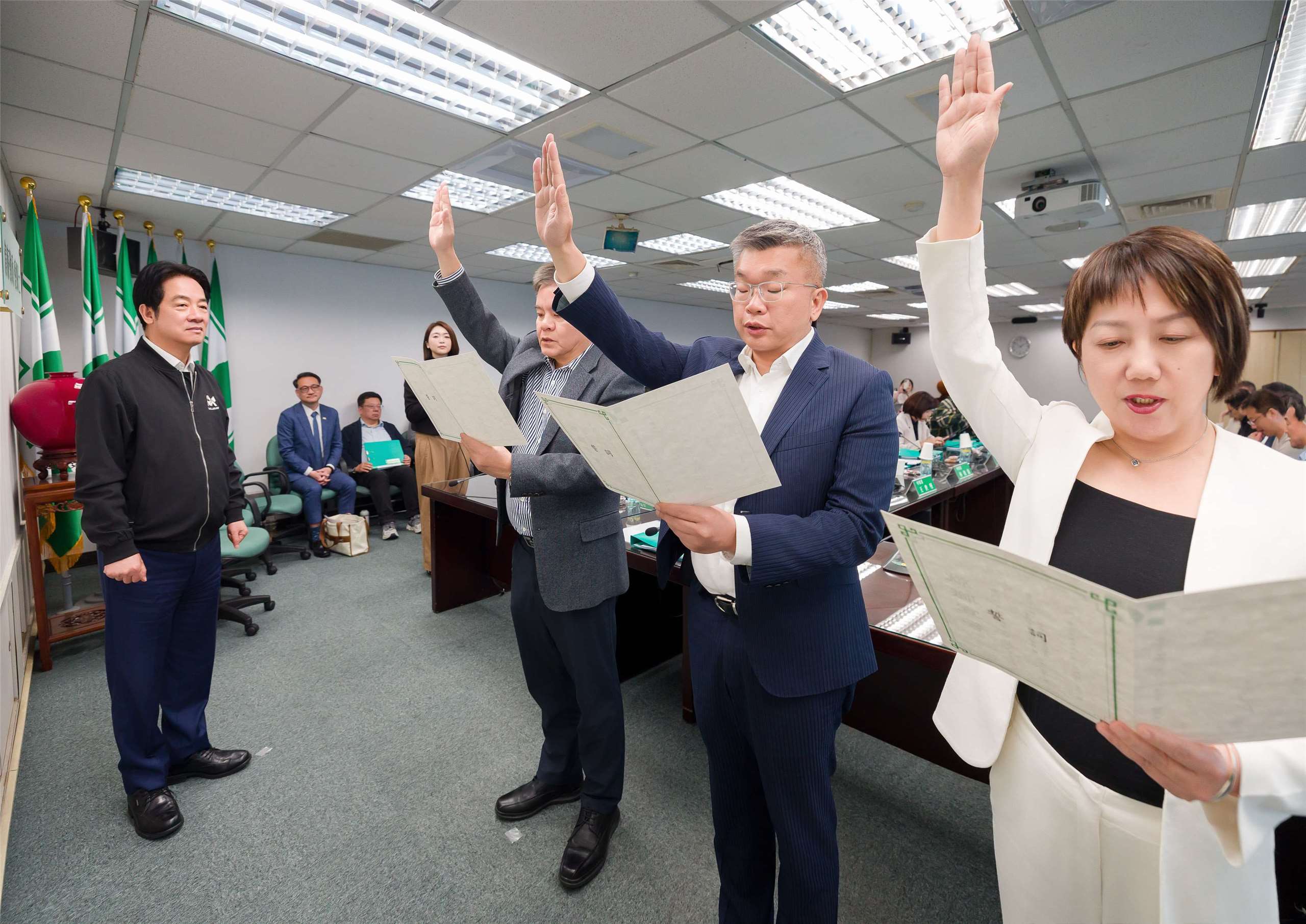 甫接任民進黨立院黨團總召的蔡其昌今天(25日)首度以總召身分出席民進黨中執會，並與幹事長莊瑞雄、書記長范雲一同宣誓就職。兼任黨主席的賴清德期許蔡其昌未來能發揮最大戰力。(圖：民進黨提供)