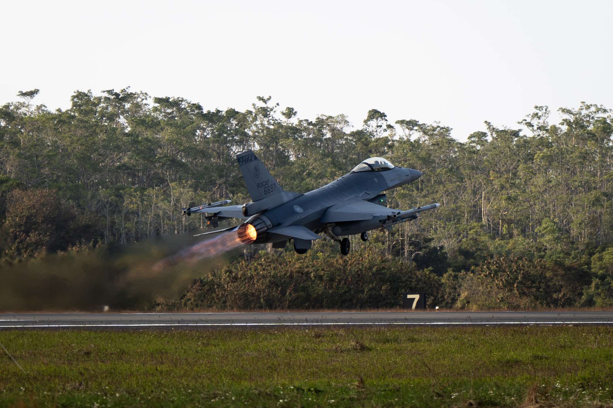 空軍四聯隊於嘉義基地執行F-16V戰機「緊急起飛」，飛行員及地勤人員需在6分鐘內完成整備並起飛。(楊仁翔 攝)