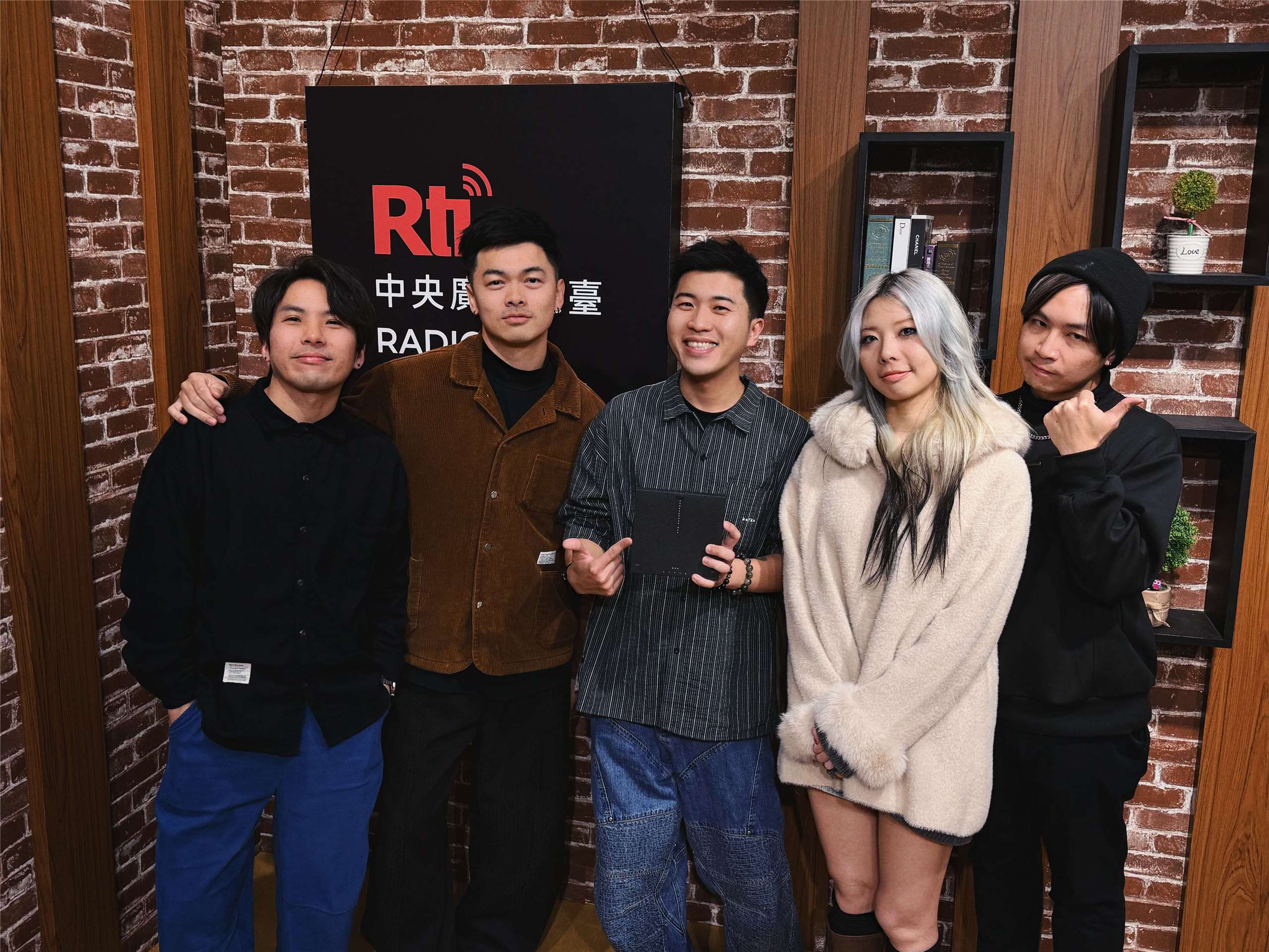 主持人內克（中）與樂團甜約翰