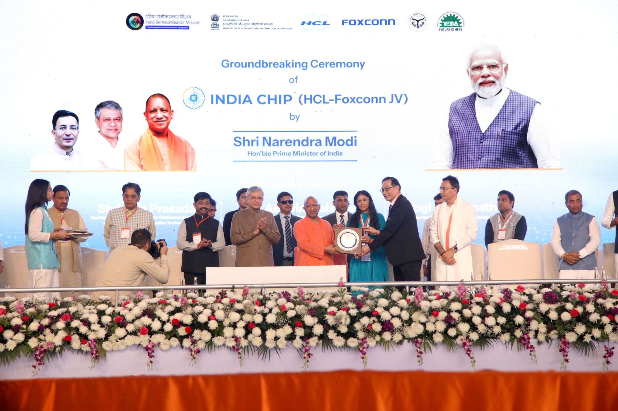 鴻海與印度HCL集團在2024年合資成立India Chip，分別持股40％與60％，合資興建的封測廠在21日舉辦動土典禮。該廠預計將創造3,500個就業機會，並建立印度在地供應鏈，是印度半導體重要里程碑。(鴻海提供)