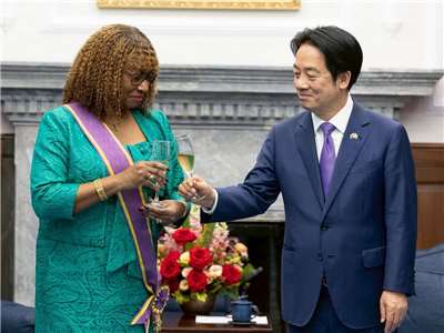 賴清德總統(右)25日頒授聖文森及格瑞那丁駐台大使柏安卓(Andrea Clare Bowman，左)大綬景星勳章 (圖取自總統府flickr)